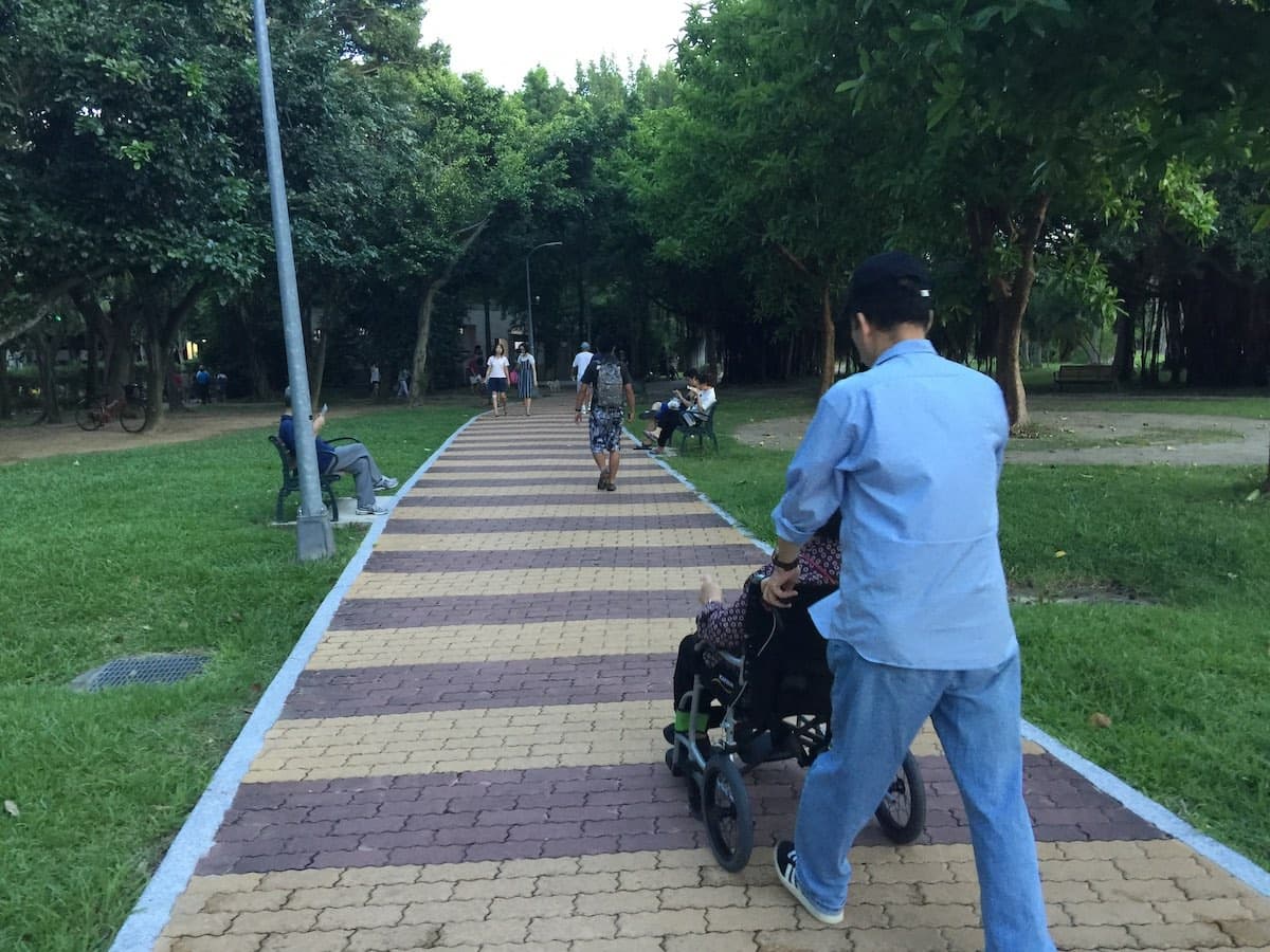 媽媽的左邊